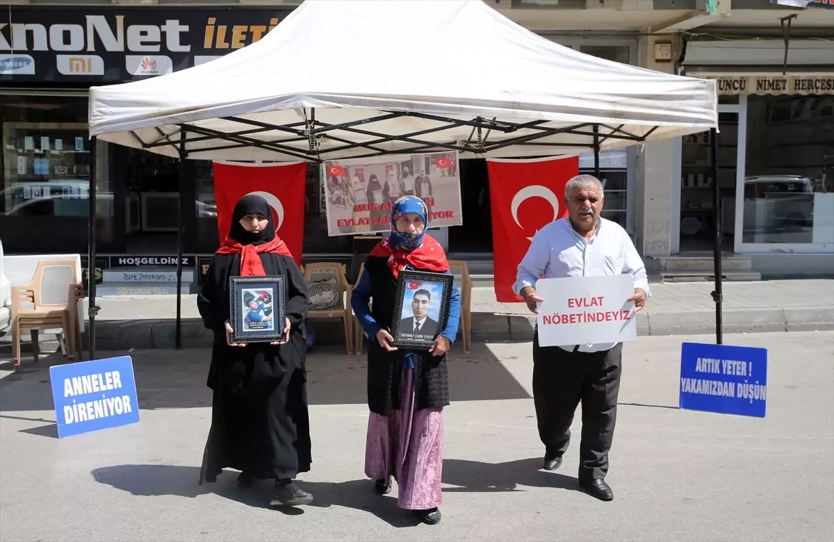 Muş’ta çocuklarını terör örgütü PKK’dan kurtarmak isteyen aileler DEM Parti önünde eylemlerine devam ediyor