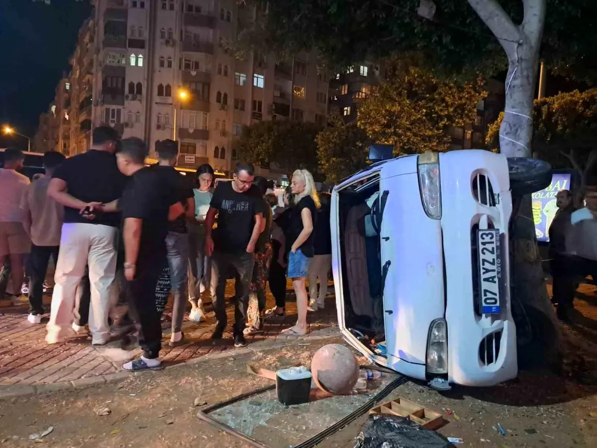 Antalya’da Ticari Taksi ile Minibüs Çarpıştı: 3 Yaralı